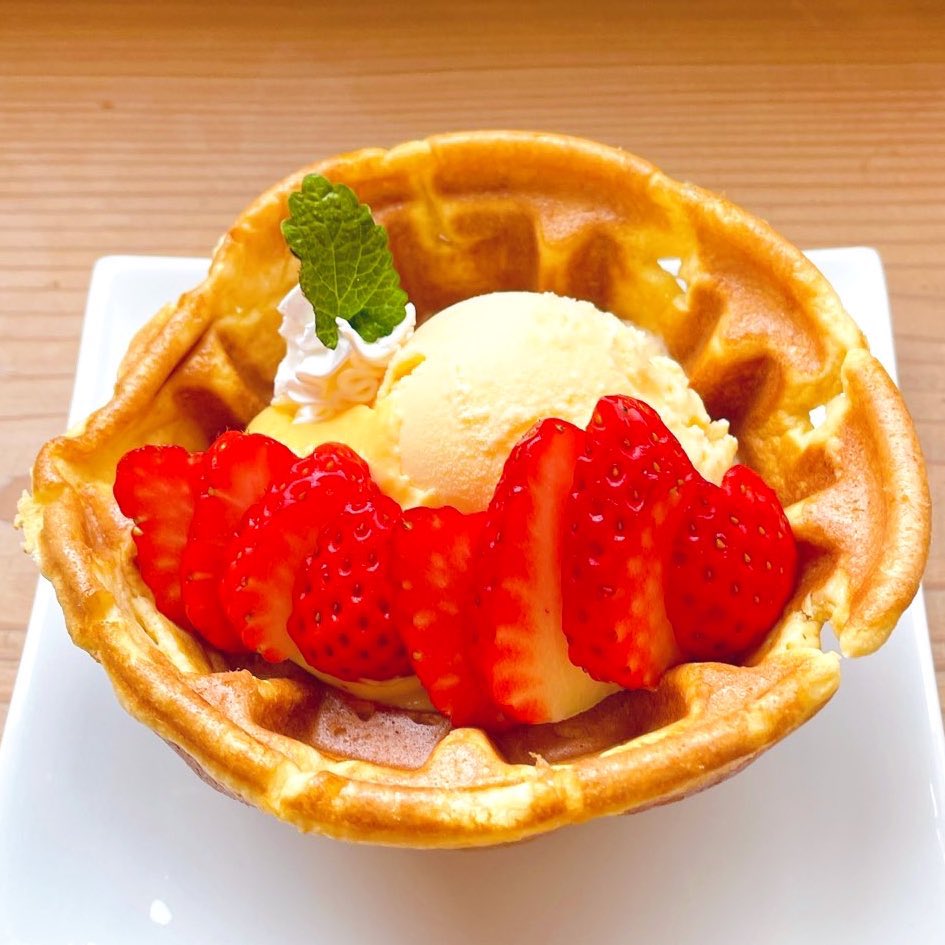 coco_skghr's tweet photo. 皆さまこんにちはー本日の関ケ原、晴れ！風はありますが暖かい日差しに桜が満開、日中は春を感じる気候です🌸
ココカフェではこの時期限定いちごとカスタードの焼きたてワッフルボウルをご用意してお越しをお待ちしておりまするー(´ `) https://t.co/xFHPxosB72