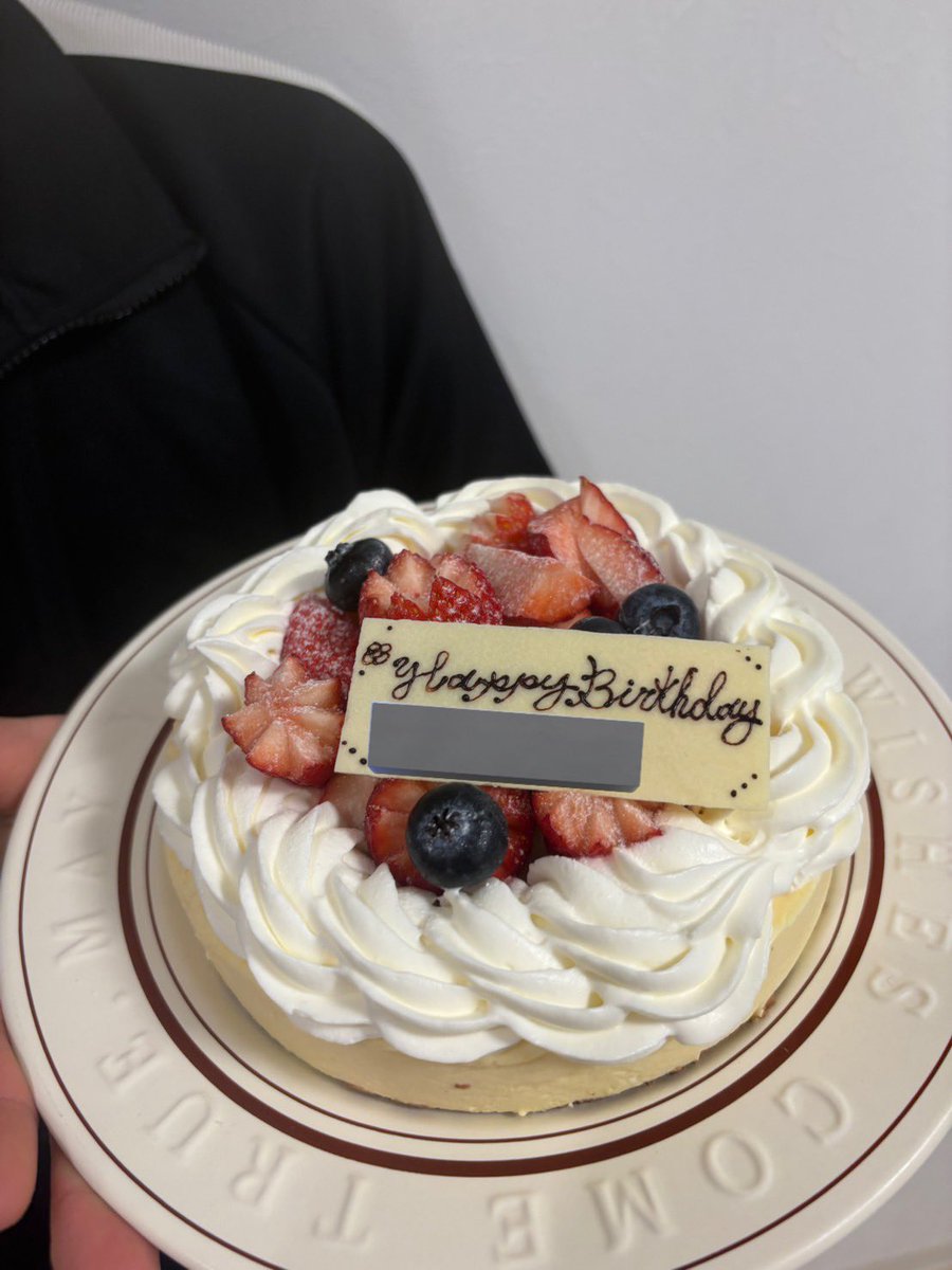 samikun04's tweet photo. 4/3 29歳になりました

永遠に20代が続くと思ってたけど、これからは毎日が20代最後の日が…

歳はとりたくないもんです😶

妻の手作りケーキにプレゼントまで🎁
当日はディズニーランドに連れて行ってもらって、最高の１日になりました🫰 https://t.co/6nGgsYAWmZ