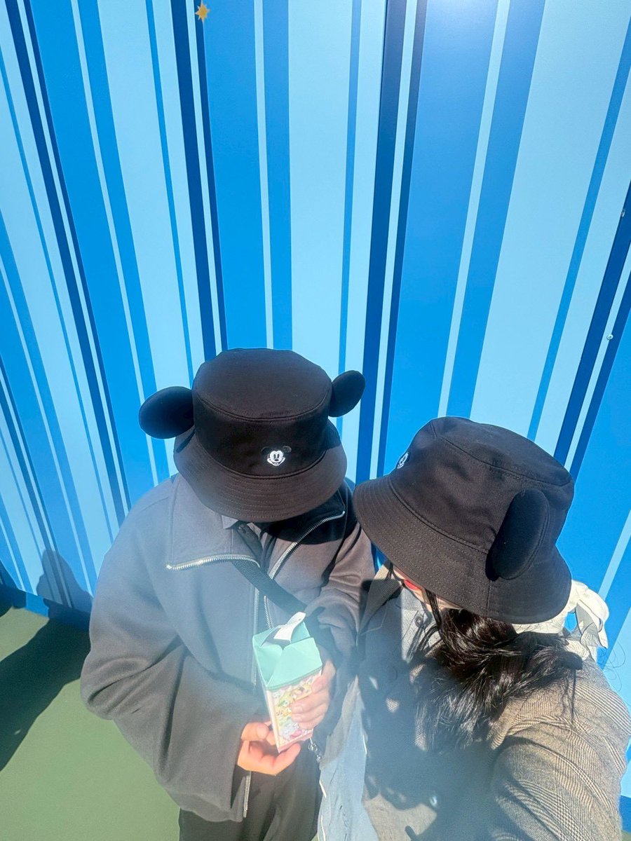 samikun04's tweet photo. 4/3 29歳になりました

永遠に20代が続くと思ってたけど、これからは毎日が20代最後の日が…

歳はとりたくないもんです😶

妻の手作りケーキにプレゼントまで🎁
当日はディズニーランドに連れて行ってもらって、最高の１日になりました🫰 https://t.co/6nGgsYAWmZ