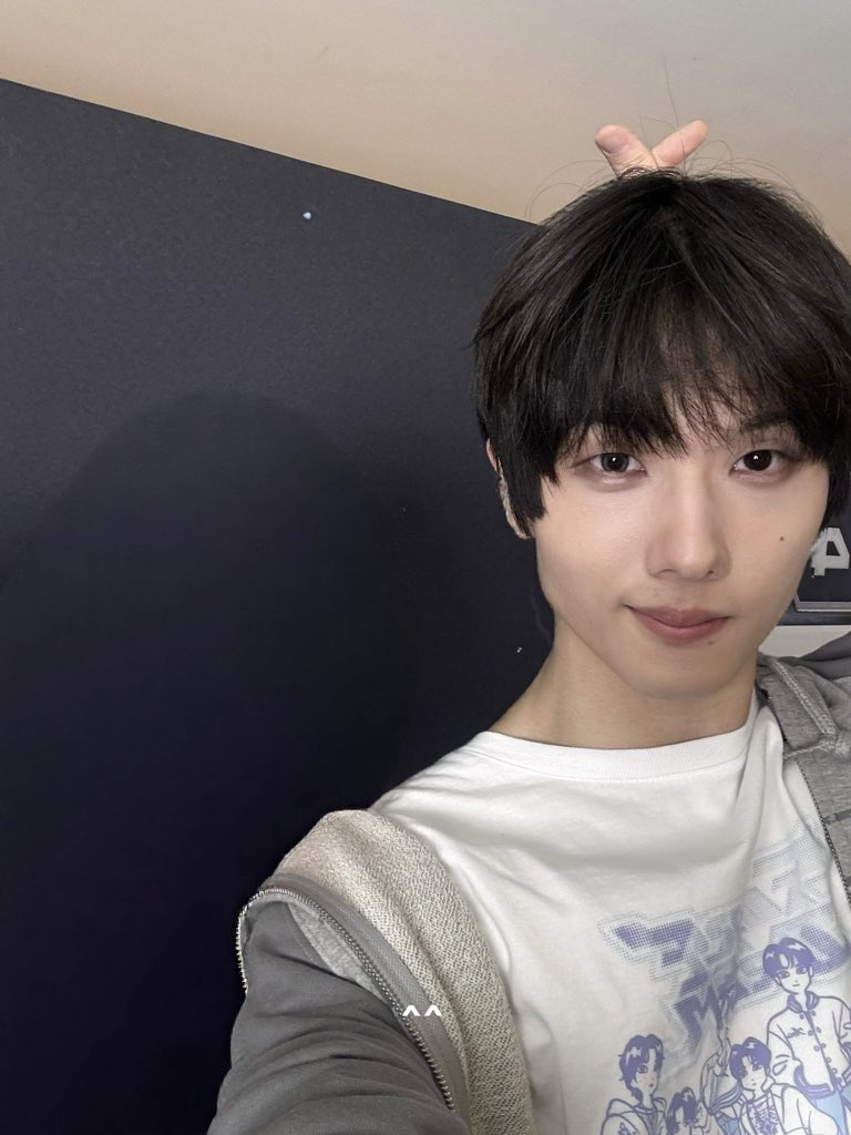 JisungGlobal's tweet photo. [📸] 250328 TDS4 Finale Day 5

Backstage Selfie with (edited out) Guest 😅

Also, look closely at #JISUNG's eyes. He's only wearing one contact lens. Seems like he lost the other one halfway through the concert 😂

© KmgJwwikeJnJs  
#지성 #박지성 https://t.co/W2P8C5wLBj