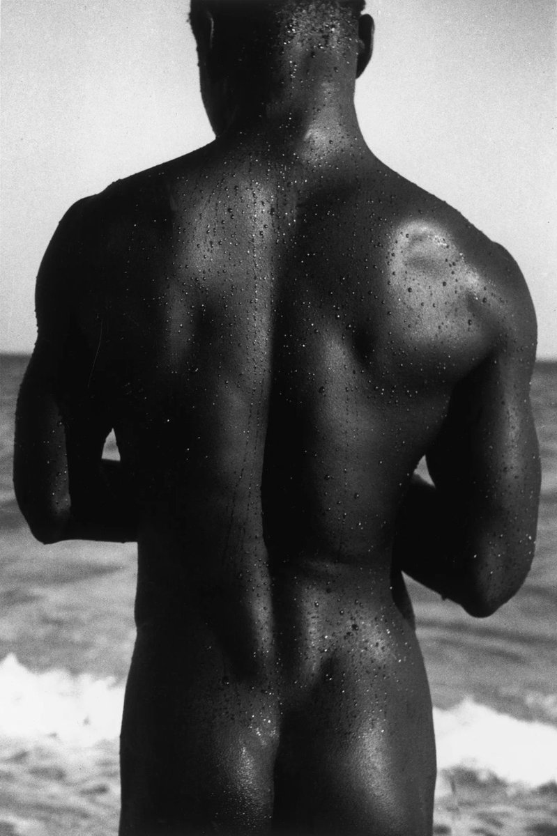 LaurentRie28741's tweet photo. Retour sur l'univers d'Herbert List, maître de la « photographie métaphysique ». Entre #surréalisme, #homoérotisme discret &amp; lumières méditerranéennes, chaque cliché est une suspension du temps​#Photography #BlackAndWhite #FineArtPhotography #Surrealism #Masterpiece #MagnumPhotos https://t.co/ZTgZ0ImRdF