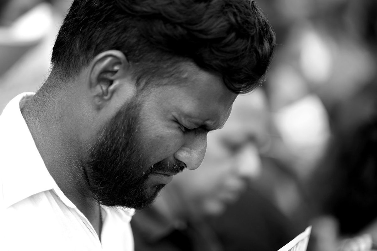 vikalpavoices's tweet photo. අදත් පාස්කු ඉරිදාවකි: 

2019 අප්‍රේල් 21(පාස්කු ඉරිදා) වන දින ශ්‍රී ලංකාවේ සිදුවූ මාරාන්තික බෝම්බ ප්‍රහාරයට වසර හතක් සපිරුණ ද, එම ඡායාරූප ඔස්සේ නිහඬව ඉල්ලා සිටින යුක්තිය තවමත් ඉටු වී නොමැත.
#EasterSundayAttackSL #srilanka #Justice [Image: 21 April 2023 - Colombo - Vikalpa File) https://t.co/YPxppXzoPx