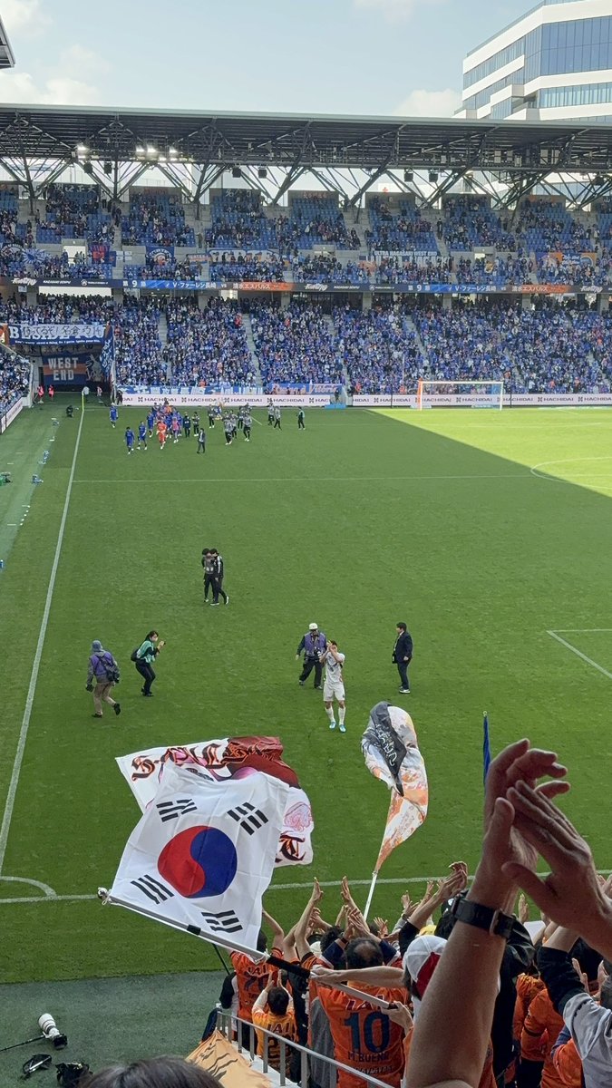 tatsu002120's tweet image. 今日2得点のセフンがエスパルスゴール裏に挨拶！！！！！試合始まってすぐのゴールはチームにとってかなり大きかった！！！！！
セフンありがとう！！！！！
即席チャントはテセのだな！！！！！
#清水サポ長崎遠征 
#spulse