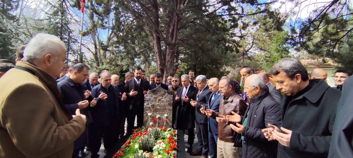 TurkavGenMrk's tweet photo. Genel Başkanımız Ebubekir Korkmaz, Genel Merkez Yöneticilerimiz ve çok sayıda ülküdaşımız; Başbuğumuzu vefat yıl dönümünde kabri başında dualarla andılar. 
Allah rahmet eylesin. 
Ruhu şâd, mekânı cennet olsun. https://t.co/oumQe6a2le