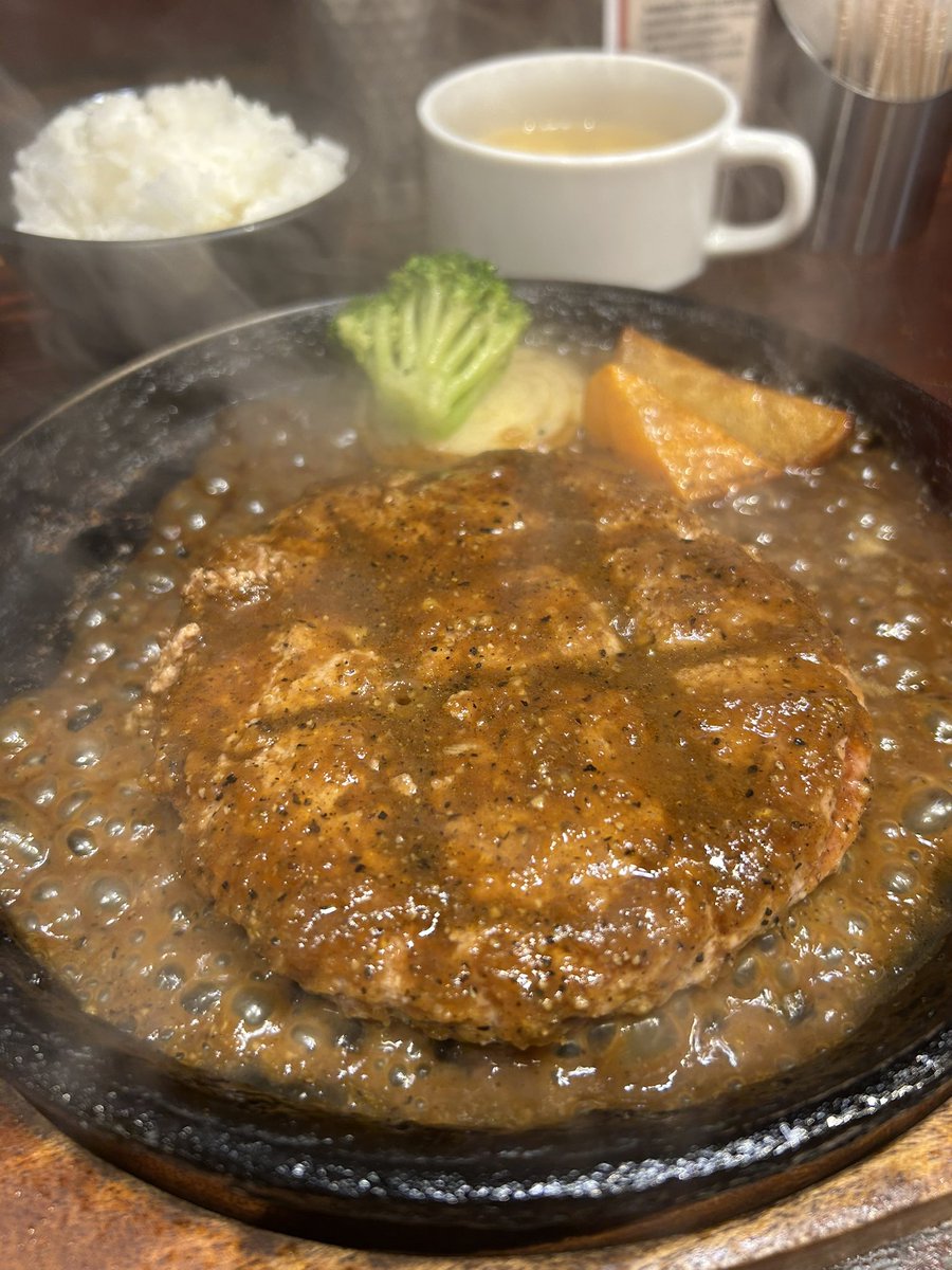 yumakora_eth's tweet image. 4月から虎ノ門ヒルズで
毎週DJするマイキーさん🎧🎶✨
激推しの札幌牛亭に行ってきました😋

オープン時間から激混みだた💦
動画撮りたかったのに
カメラになってた📷🤣

#虎ノ門ヒルズ
#DJ
#札幌牛亭
#STEPN 中の休憩