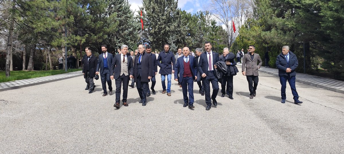 TurkavGenMrk's tweet photo. Genel Başkanımız Ebubekir Korkmaz, Genel Merkez Yöneticilerimiz ve çok sayıda ülküdaşımız; Başbuğumuzu vefat yıl dönümünde kabri başında dualarla andılar. 
Allah rahmet eylesin. 
Ruhu şâd, mekânı cennet olsun. https://t.co/oumQe6a2le