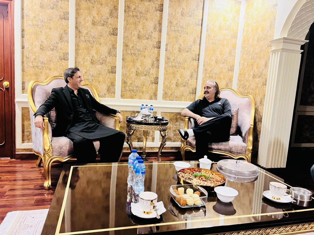 اپنے بھائیوں جیسے دوست سردار علئ امین خان گنڈاپور سابق وزیراعلی خیبر پختنوخواہ کیساتھ عرصہ بعد ایک خوشگوار ملاقات ہوئی۔ جس میں قائد پاکستان عمران خان صاحب کی رہائی سمیت آزادکشمیر کے آمدہ الیکشن، پارلیمانی بورڈ کی تشکیل، پاکستان تحریک انصاف آزادکشمیر کی الیکشن سٹریٹجی کے حوالے سے