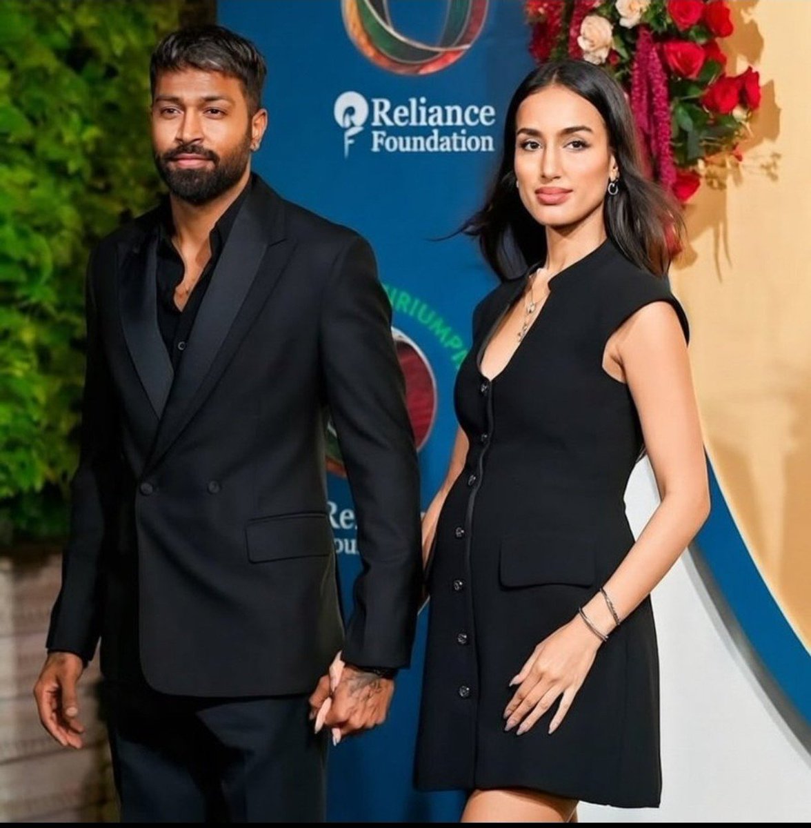 Hardik Pandya फिर सुर्खियों में!
सोशल मीडिया पर तेजी से फैल रही खबर 👀 कि
Maheika Sharma प्रेग्नेंट हैं!
लेकिन…
हार्दिक की करीबी महिला मित्र ने इस अफवाह करार  दिया 💥

⚡ हार्दिक पांड्या पहले भी ऐसा कर चुके हैं… इसलिए बात और ज्यादा वायरल हो रही है!