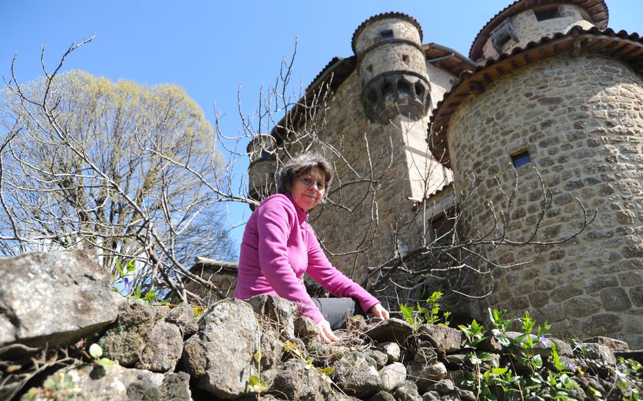 PatrimoineRural's tweet photo. Depuis 2011, elle restaure seule le château fort de  Hautsegur à Meyras (Ardèche). 
https://t.co/F1FrW2CzgG https://t.co/MaJqjUU15m