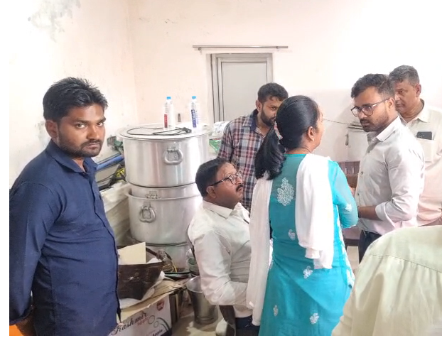 bstvlive's tweet photo. अमेठी : एलपीजी गैस की कालाबाजारी पर कार्रवाई
➡गैस गोदाम में मिली भारी अनियमितता
➡1266 सिलेंडरों का पाया गया है बड़ा अंतर
➡प्रकाश गैस सर्विस एजेंसी को कराया बंद
➡ऑनलाइन और मौके पर सिलेंडर में अंतर
➡अमेठी कोतवाली क्षेत्र स्थित गैस एजेंसी
#Amethi #GasRaid #UttarPradesh @amethipolice @DmAmethi
