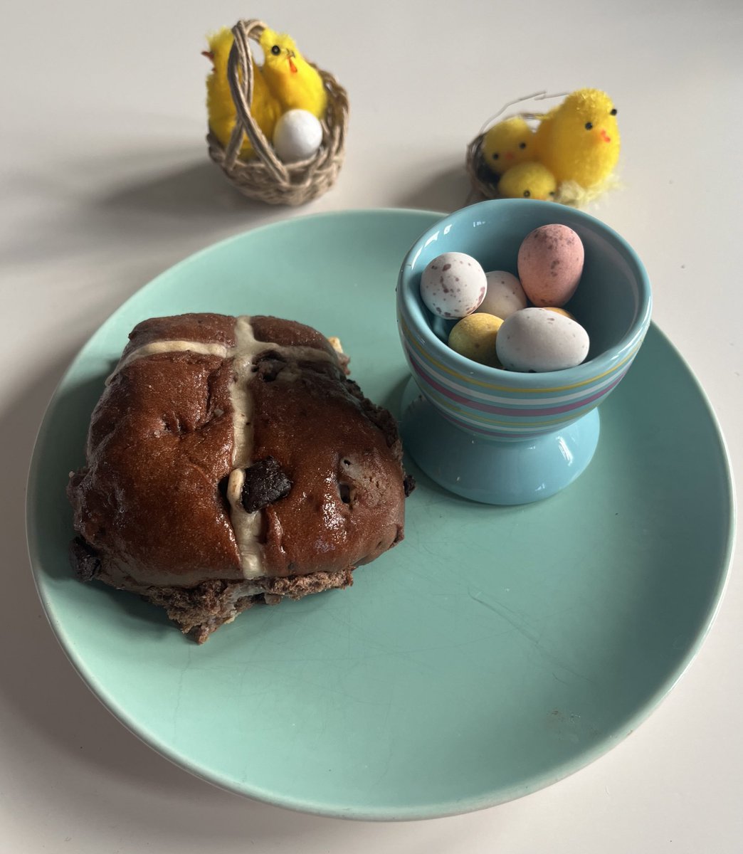 helengoth's tweet image. Happy #Easter y’all! For some stupid reason I gave up chocolate for #Lent so this is today’s breakfast! 😬🐣🍫#Chocolate