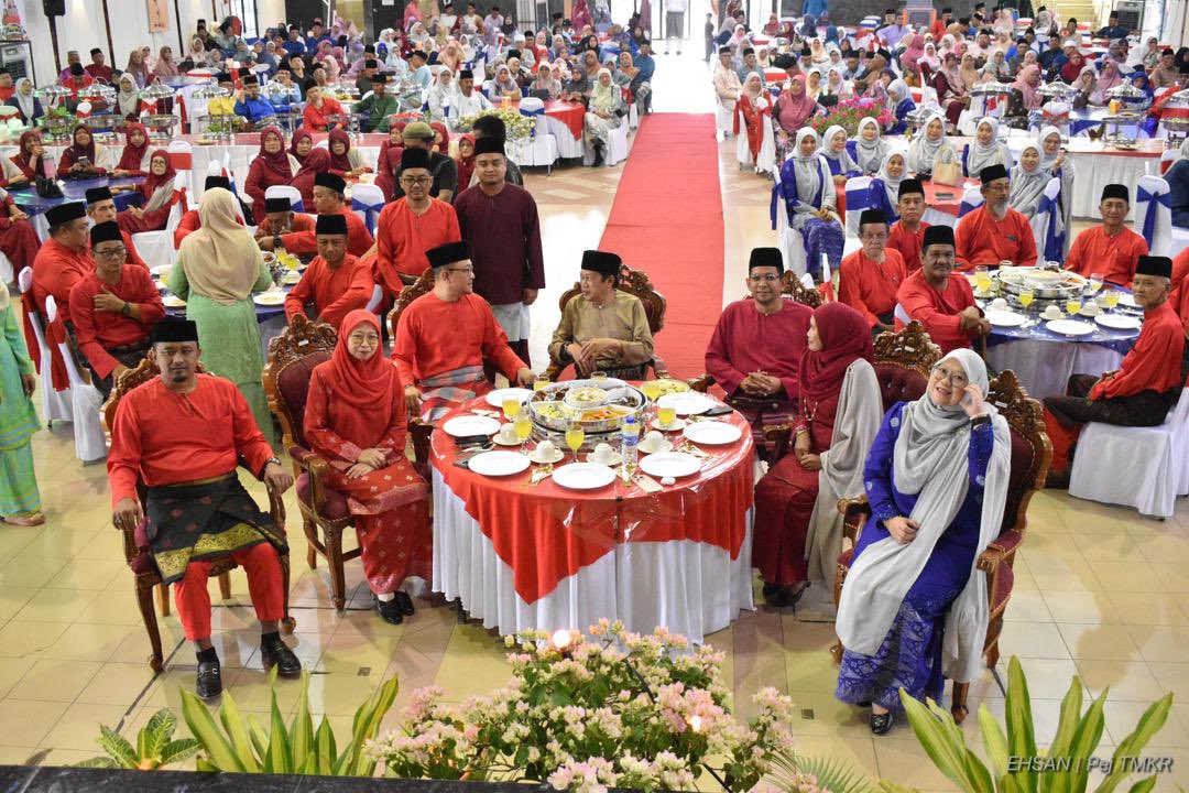 ahmadmaslan's tweet photo. Merasmikan Taklimat Persidangan Secara Berkelompok Cawangan #UMNO & Sayap Bhg #SriGading pada Sabtu 5/4/26. Juga hadir Majlis #HariRaya.
Terima kasih Datuk Lassim Burhan & AJK. Teruskan usaha agar 2 DUN Pt Raja & Pt Yaani kekal kemenangan #BN dlm PRN #Johor yg tidak lama lagi. https://t.co/X12XSYYZTN