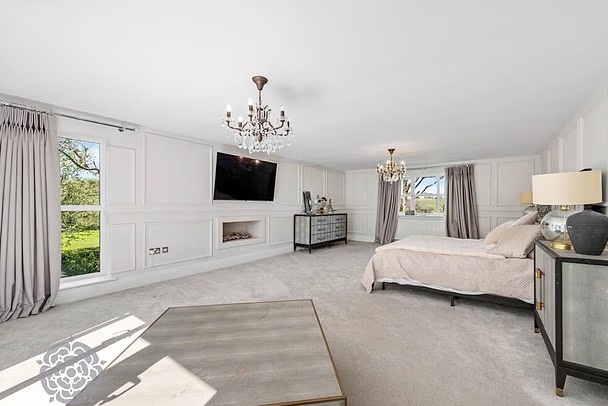 15zanaz's tweet image. Ex-wag, Helen Flanagan's home  in rural Belmont near Bolton (UK) has finally been sold for £995,000.
It has 6 bedrooms and an attic room which functions as a dressing room.
#homesweethome 
#homes 
#celebrityhomes