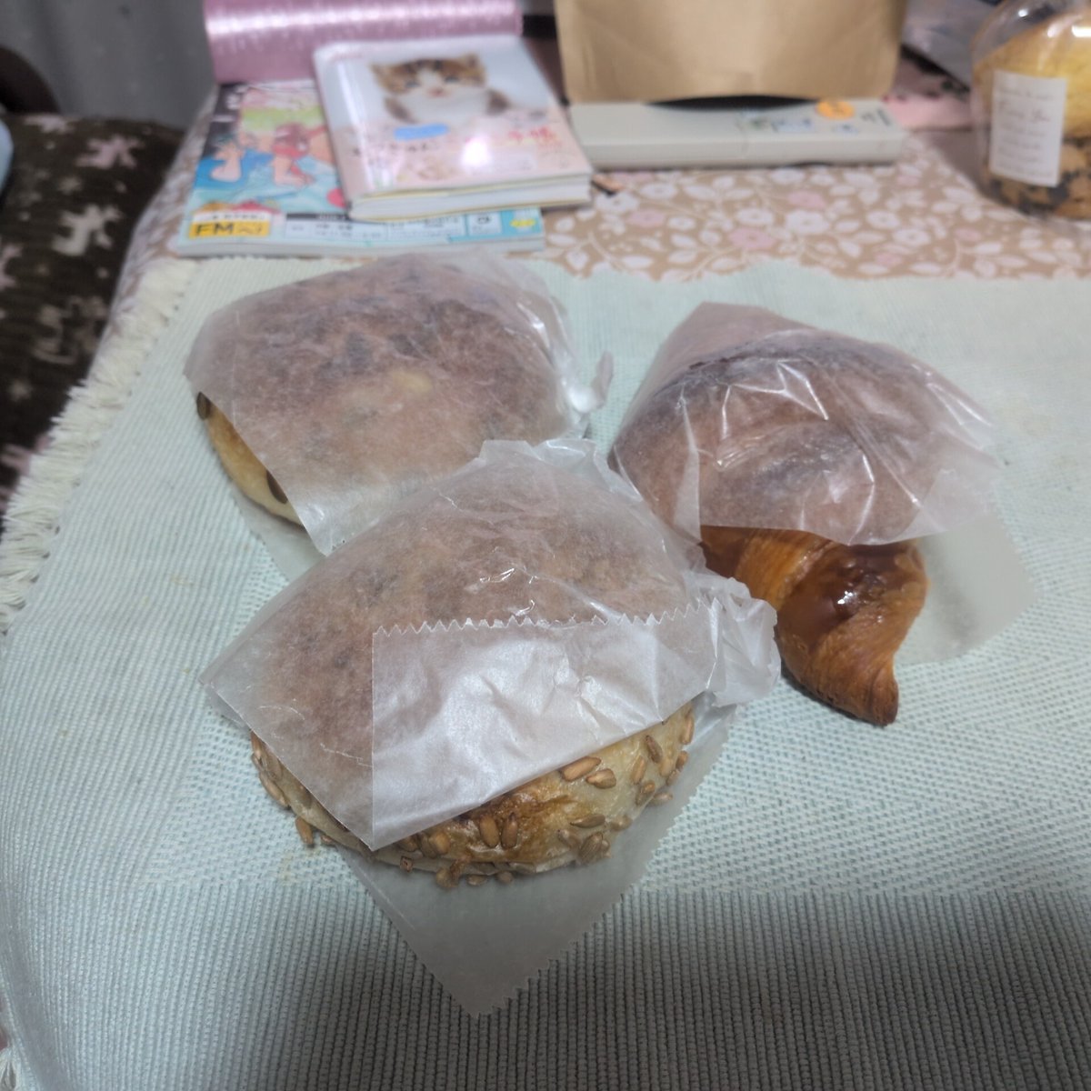 totakeke_09_16's tweet photo. 3杯の☕（試飲サイズ）お腹満腹😅しばらく☕は要らないかも😆
最後のお買い物は #TONEUPCOFFEE さんの青天の猫の手ブレンド
#ねっこコーヒー さんのドリップコーヒー
無農薬無化学肥料 ありがたし。
#FancyYou さんのネコーン
#守谷コーヒーフェスタ
#GESELLE さんのパン
#ブランチ守谷 https://t.co/wUrI9EPeQg