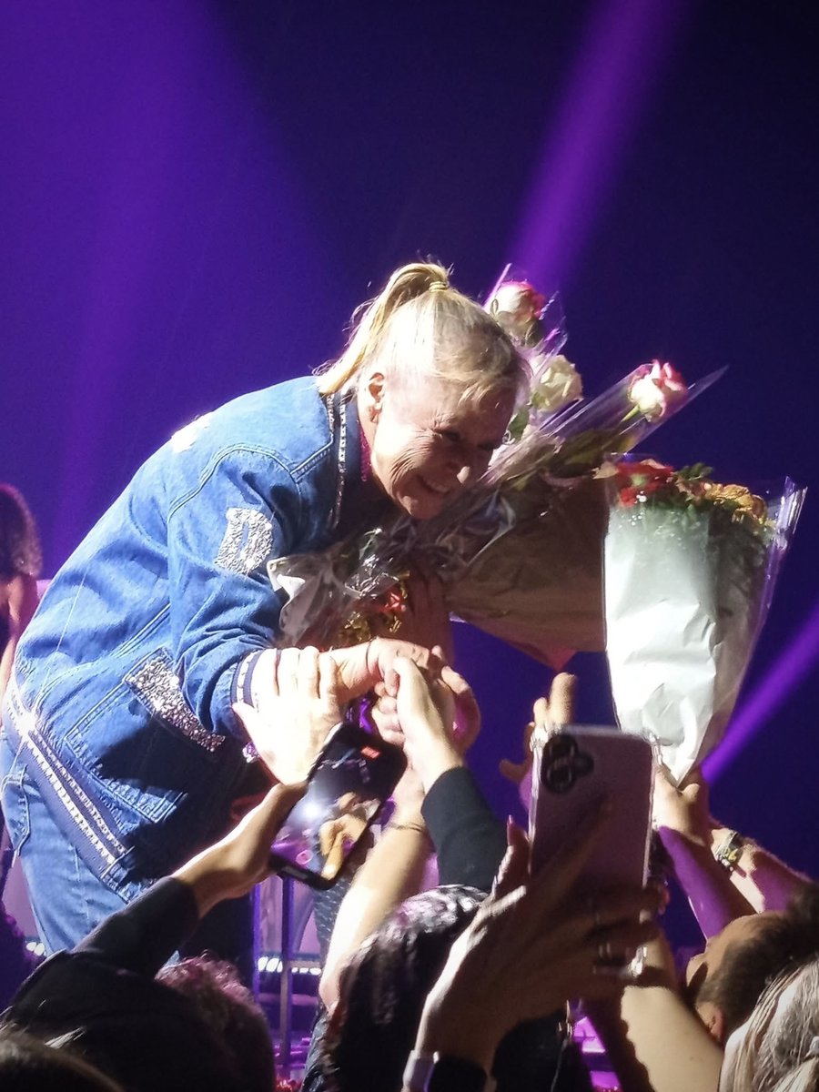 ABsolumentDo's tweet photo. Il y a des moments qui marquent une vie et celui-ci en fait partie.
Te voir revenir sur scène au Palais des Congrès, c’était bien plus qu’un concert.
C’était un frisson, un souvenir d’enfance qui reprend vie, une émotion impossible à retenir.
Des années d’attente et, en un instant, tout est revenu.
Bravo Dorothée pour ce retour ABsolument magnifique 🥰
Un moment hors du temps, gravé à jamais.
Merci @DorotheeOff pour tout ce que tu nous as apporté et pour ce que tu continues à nous offrir aujourd’hui.
Une légende ne s’éteint jamais… elle revient briller encore plus fort 💕
(merci à la personne qui a pris cette jolie photo).
#dorothee #concert #palaisdescongrès