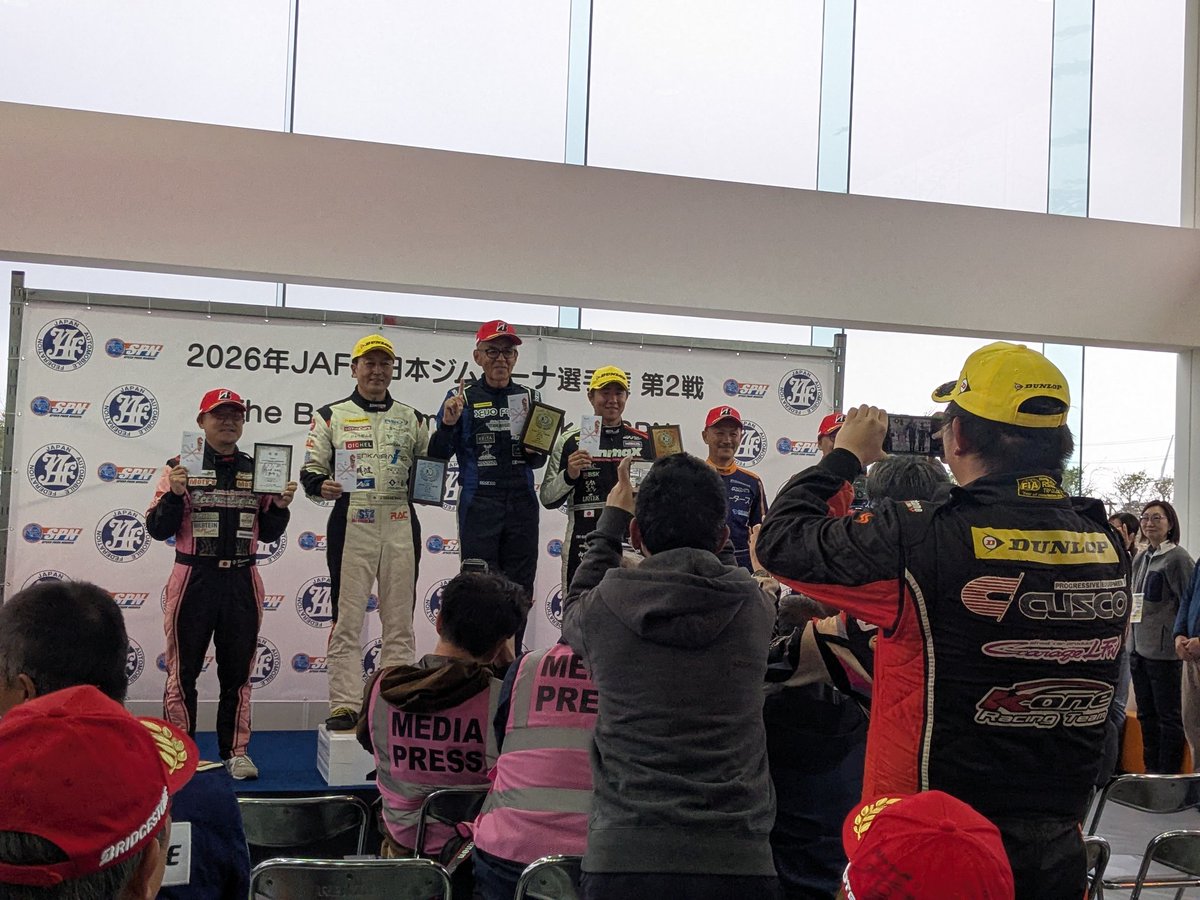 大川さん優勝しました！
ユーザーさんなのはもちろんですが、それよりも大川さんの優勝を写真におさめようとこの人だかり🤣
大川さん、６７歳にして初優勝！
ほんまにおめでとうございます😊
みんな大好きな大川さん💕