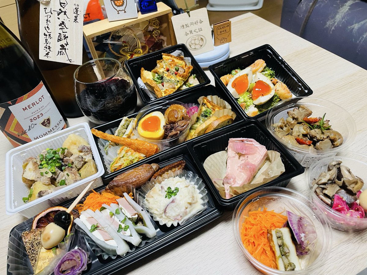 Marun70916155's tweet image. 今宵のけむりの宴〜✨✨✨
連日の酔っ払いが確定👍
#蚤の市
#けむりのススメ
#MERLOT
#蓬莱