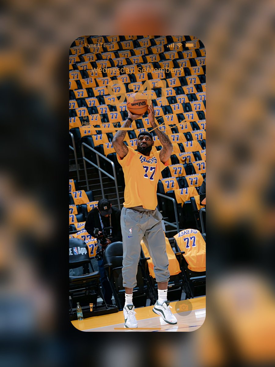 lynxchizzy's tweet image. King James showing love to the European King, Luka Dončić, in warm-ups tonight! 👑🤝 #77 
#Basketball #LebronJames #wallpaper