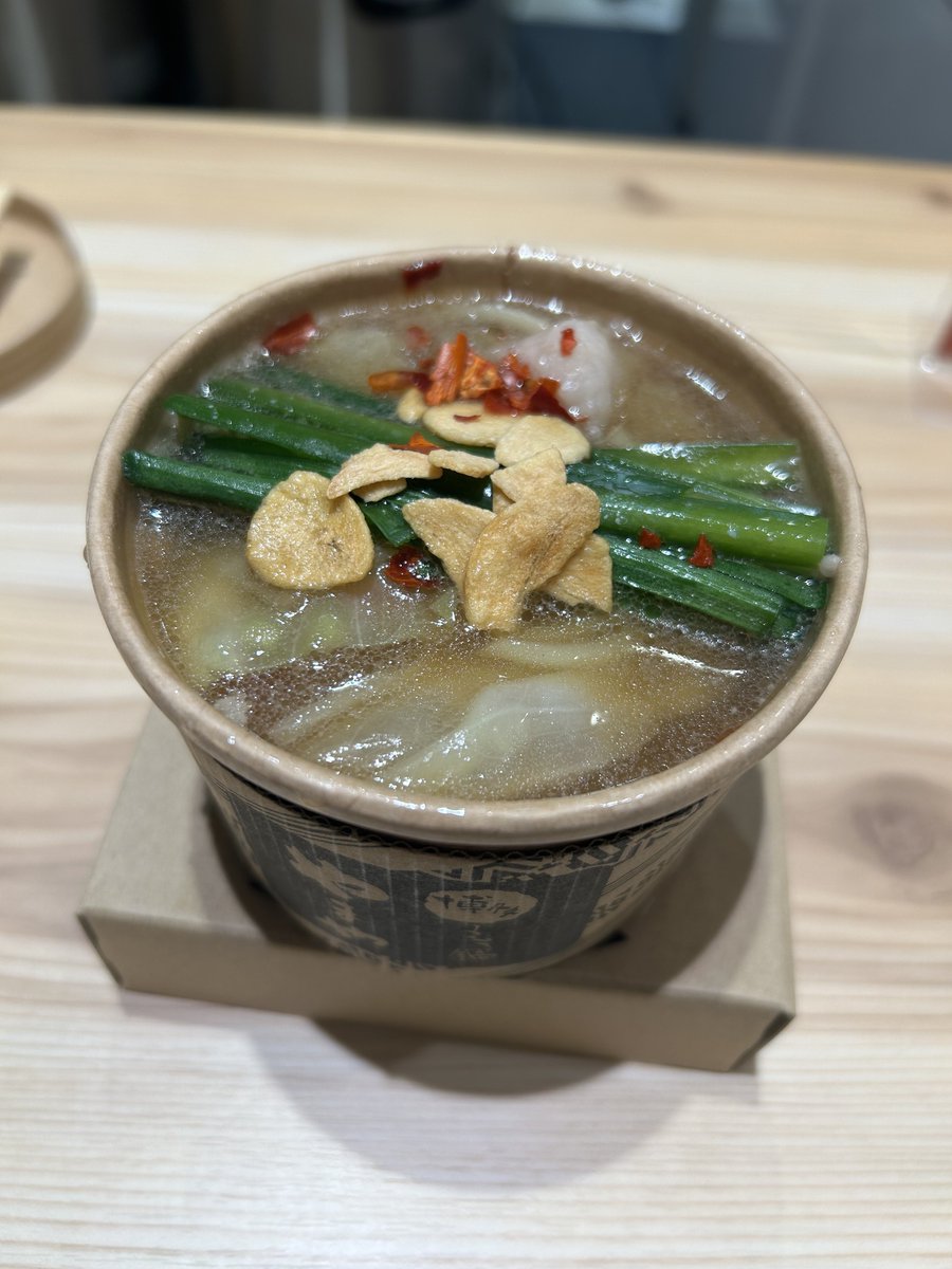 doratles's tweet photo. アクロス福岡に謎のラーメン屋さんがやってきた🍜
らくぽむは超危険タッグだから白昼夢の破壊衝動が過激になっちゃったかもしれない♡

2日間普段なかなか会えないみんなとよく知るドラクルちゃんに会えて良い旅でした🥹

帰り際ちょうどいいサイズのもつ鍋ラーメン入り食べれてさらに幸せ！

#tjpw https://t.co/yeSnuITIuM