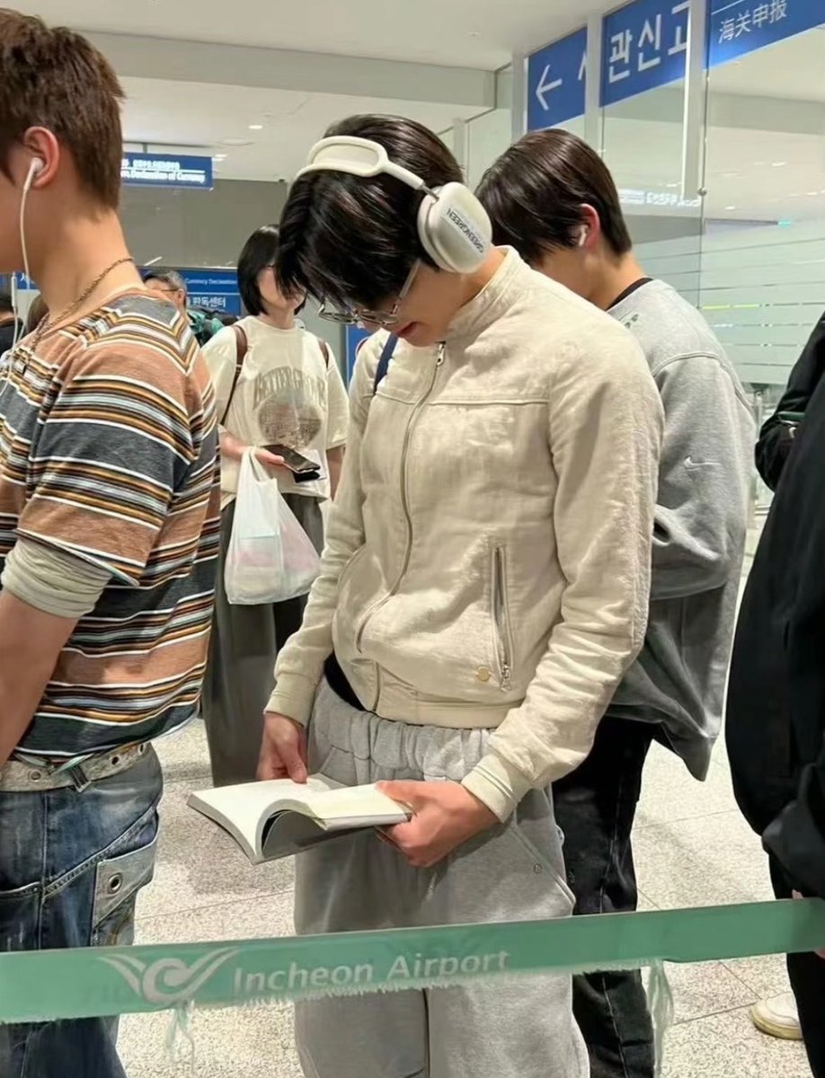 디.. tweet media