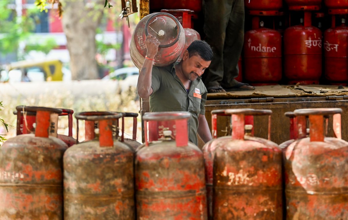 AIRNewsHindi's tweet image. सरकार देश भर में पेट्रोल, डीजल और #LPG की उपलब्धता बनाए रखने के लिए सभी प्रयास कर रही है।

सरकार ने नागरिकों से एलपीजी सिलेंडर बुक कराने के लिए डिजिटल तरीकों का उपयोग करने तथा गैस वितरकों के पास अनावश्यक जाने से बचने को कहा है।

@PetroleumMin