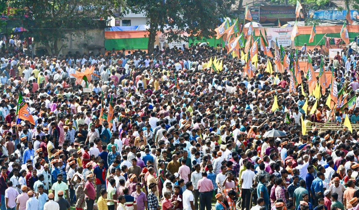 তরাই এবং ডুয়ার্সের ৩০০টি চা বাগানের মধ্যে প্রায় ৮০ শতাংশই বন্ধ অথবা রুগ্ন অবস্থায়। ফেরাতে হবে উত্তরবঙ্গের চা-শিল্পের হাল, এবার প্রকৃত পরিবর্তন, এবার বিজেপি সরকার #CoochBeharwithModi