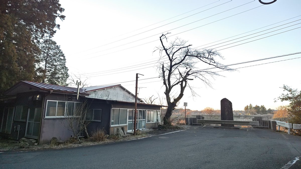 hasumin0612's tweet photo. 崖沿いにひっそり残された廃飲食店。

目の前には川と、この景色
きっとここからの時間は特別だったはず。

橋のたもと
という名前だったがその橋はもうない。 https://t.co/LMPThtq6t0
