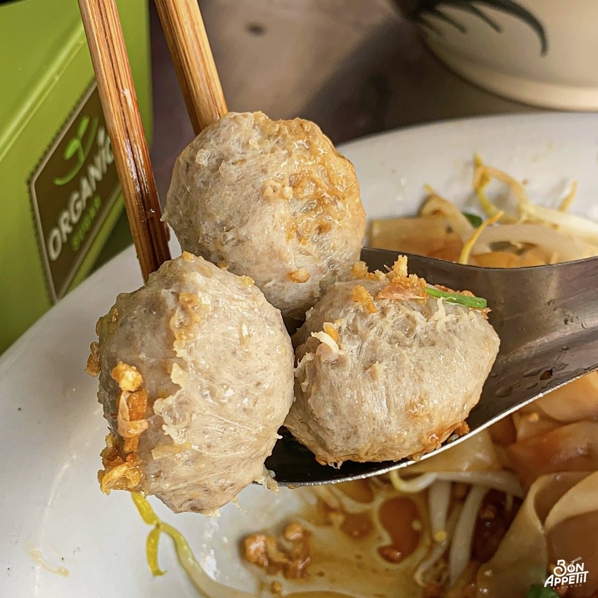 bon_appetitbkk's tweet photo. วรรณดี ก๋วยเตี๋ยวเนื้อร้านโปรดป๊าย่านบางรัก ลูกชิ้นเอ็นโคตรอร่อย ซุปกลมกล่อม เนื้อนุ่มหอม ดีสุด ๆ🥩🍜 

วันนี้มาลองตามรอยป๊าน้อง!! บอกเลยว่าเข้าใจป๊าทุกอย่างว่าทำไมยกให้เป็นร้านติดท็อป คืออร่อยมากกแบบ สิบสิบสิบ⭐️

เป็นร้านเก่าแก่อยู่คู่ถนนเจริญกรุงมาหลายสิบปี! จะอยู่ตรงข้ามวัดยานนาวา เดินจาก BTS สะพานตากสินได้เลยจ้า ใกล้ม้าก แค่ข้ามถนน เดินต่ออีกนิด🚶‍♀️

เมนูที่น้องลอง…

เส้นหมี่ขาวทุกอย่าง (60.-/70.-) ในชามจะมี ลูกชิ้นเนื้อ ลูกชิ้นเอ็น เนื้อสด เนื้อเปื่อย ที่ชอบที่สุดยกให้ “ลูกชิ้นเอ็น” รสชาติเข้มข้น หอมพริกไทย เนื้อสดกับเนื้อเปื่อย ทำได้ดีหอม นุ่ม ๆ อร่อย ซุปรสชาติกลมกล่อม โทนเค็ม หวานนิด ๆ กำลังดี ซุปดูไลท์แต่รสชาติถึงมากก🍜🥩 

ต่อด้วยเมนูแนะนำจากป๊า “เส้นใหญ่แห้งลูกชิ้นเอ็นล้วน” อร่อยมากกก พอสั่งเป็นแบบแห้งเค้าจะใส่ซีอิ๊วมาด้วย โรยกระเทียมเจียวจุก ๆ หอม ๆ รสชาติโดยรวมมีความคล้ายก๋วยเตี๋ยวหลอดเลย ใส่พริกน้ำส้มด้วยเด็ดมากกก!! เพิ่มความเผ็ดเปรี้ยวให้ลูกชิ้น ฟีลกินลูกชิ้นใส่น้ำจิ้มแซ่บบบ ๆ เว่อร์ เข้ากันฝุด😋

ทุกคนไปลองกันนะ ลูกชิ้นเอ็นนัมเบอร์วันในใจ~