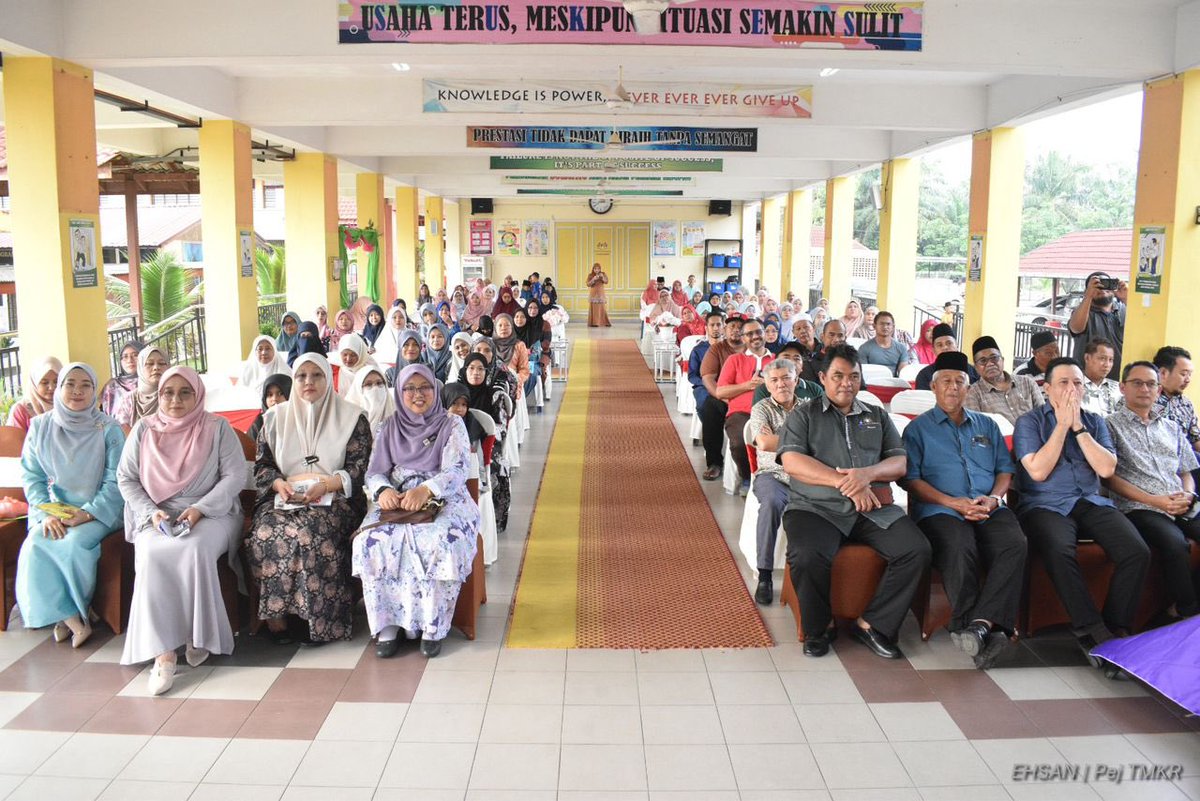 ahmadmaslan's tweet photo. Merasmikan Mesy Agung #PIBG SK Pt Markom #Benut #Pontian
Saya berpesan pentingnya:
1) Pendidikan
2) Kemahiran
3) Pekerjaan
4) Kebajikan
5) Perniagaan
6) Kesejahteraan
PK, PK, PK untuk difikirkan. Juga beri sedikit bantuan utk beli smart TV 100 inci bagi kegunaan guru & pelajar. https://t.co/R2Y6jXG9VI