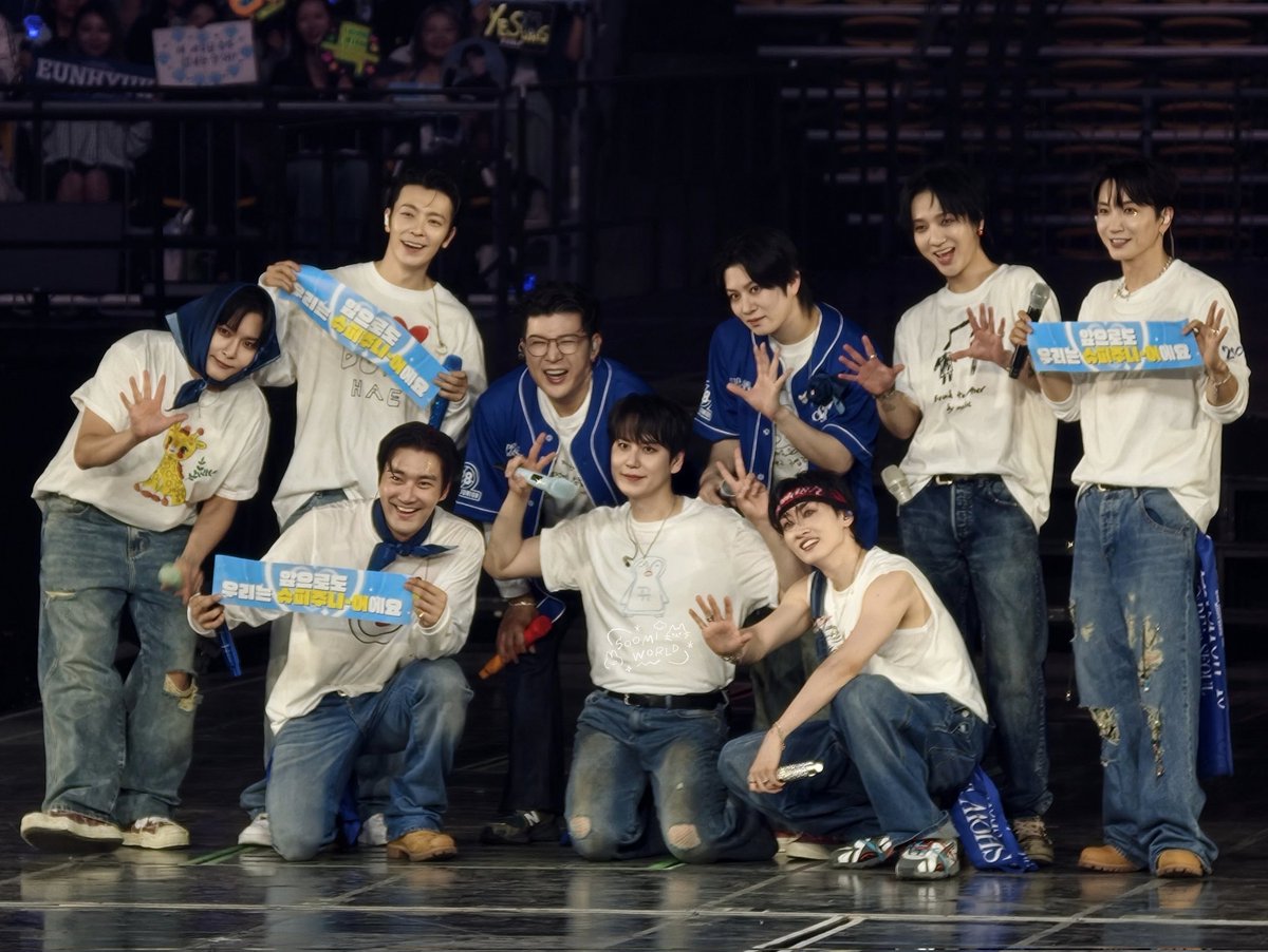 FOREVER WITH SUPER JUNIOR 💫
#슈퍼주니어 #SUPERJUNIOR
#SUPERSHOW10_SJCORE
#20th_Anniversary_TOUR 
<a href="/shfly3424/">Yesung</a> <a href="/SJofficial/">SUPER JUNIOR</a>