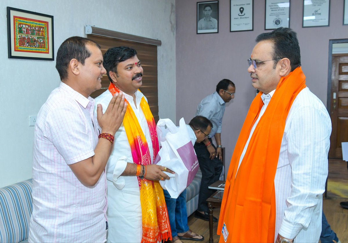 आज श्रीमद् भागवत कथा महोत्सव कहुवा अयोध्या धाम के सफल आयोजन के बाद राजस्थान के लोकप्रिय मुख्यमंत्री माननीय भजन लाल शर्मा जी से मुख्यमंत्री निवास जयपुर में आत्मीय मुलाक़ात कर ,भागवत कथा का महाप्रसाद और प्रतीक चिह्न भेंट किया l <a href="/BhajanlalBjp/">Bhajanlal Sharma</a>