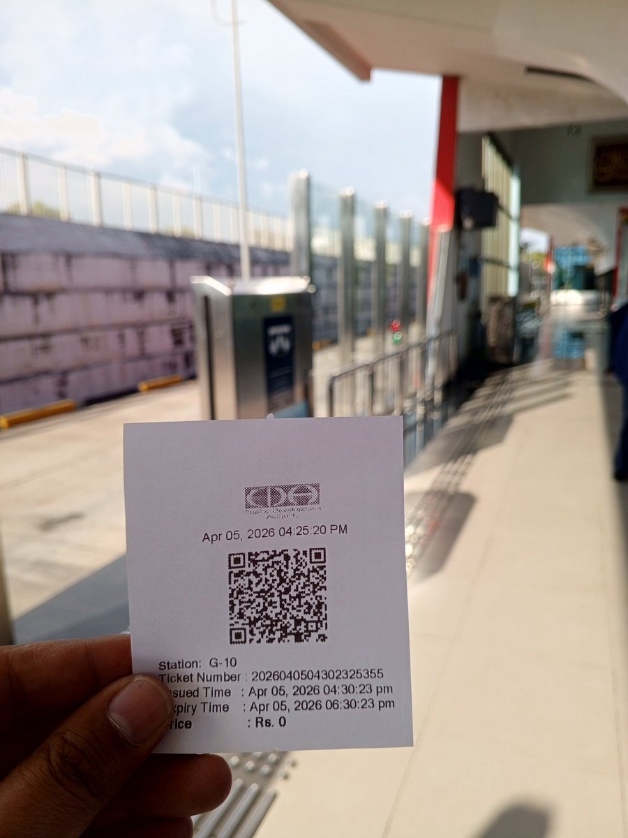 باقی صوبوں اور کیپیٹل میں تیل کی قیمتوں میں اضافے کی وجہ سے عوام کو ریلیف دیا جا رہا ہے، پبلک ٹرانسپورٹ کو فری کر دیا گیا ہے، جبکہ پختونخوا میں یوتھیو کو "اس کا، اس کی ، اس کے" اور  "804" جیسے ٹرک کی بتی کے پیچھے لگایا گیا ہے ۔