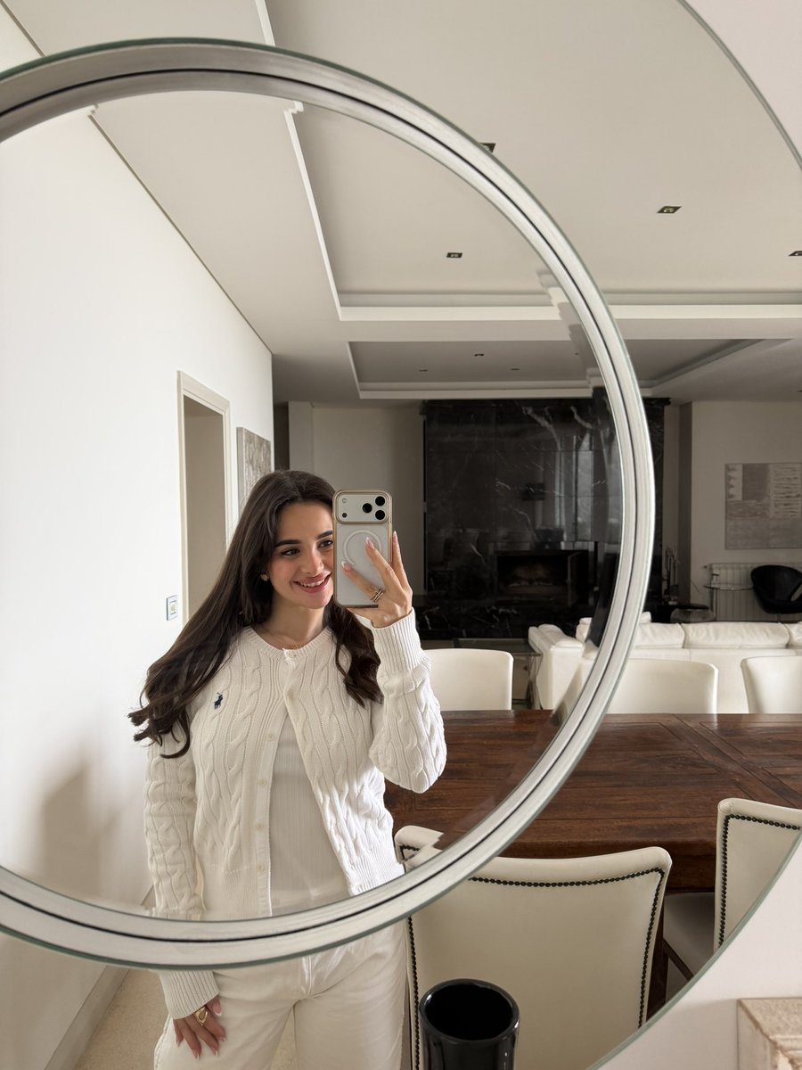 Chloe 💸 tweet media