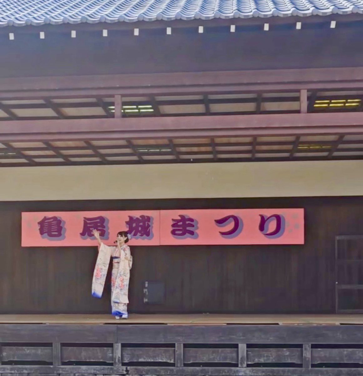 misato25y's tweet photo. 故郷のステージに立たせていただきました🌸 亀居公園で毎年開催される #大竹市 の風物詩『#亀居城まつり』。#石本美由起 先生の作品 #憧れのハワイ航路　#柿の木坂の家 など歌い、#大竹音頭 では中学生の皆さんが踊り始めると自然と老若男女の輪が出来ていて感激しました❣️
#山口みさと https://t.co/jaMpgp5AOe