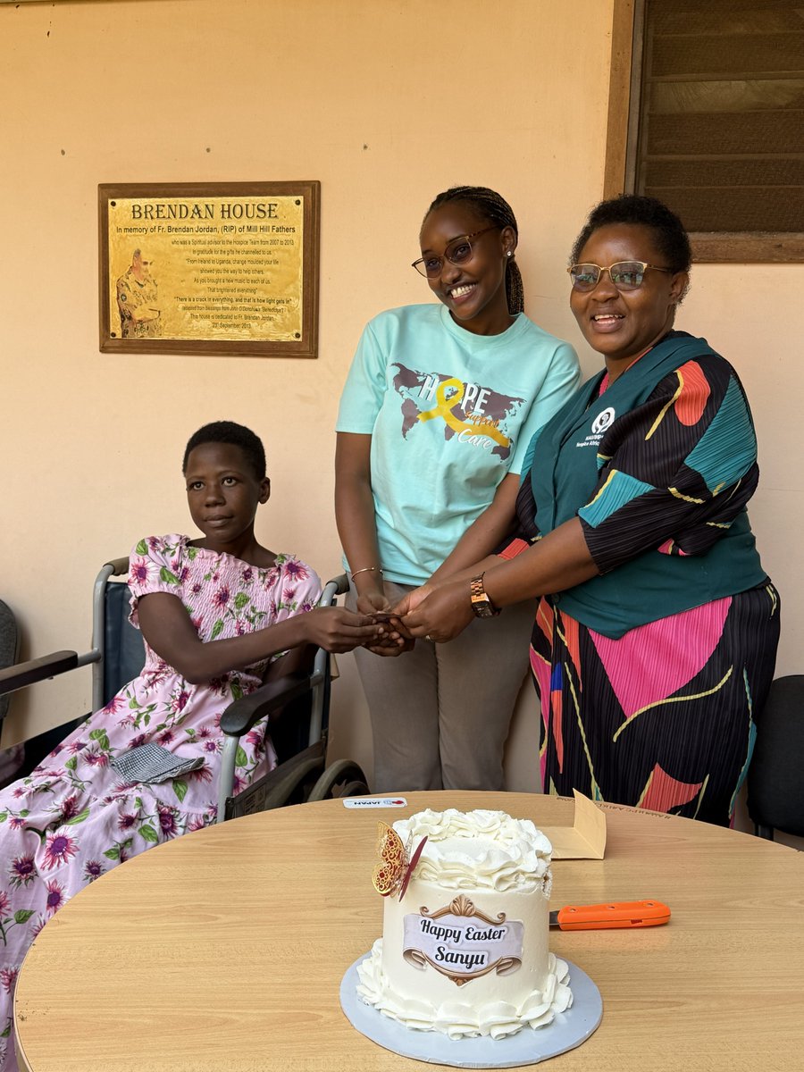 HospiceAfricaUg's tweet image. Good Friday!

@UCUSoM students supported a vulnerable patient with food, rent, and holistic care, bringing hope, dignity, and compassion this Easter season.

#GoodFriday #CompassionInCare #HospiceAfricaUganda