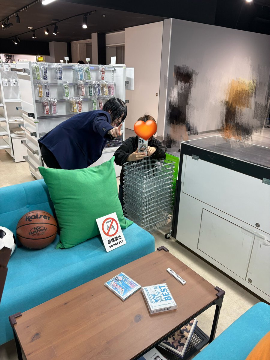 315事務所に行ってきました！
プロデューサーに撮影指導する桜庭を添えて
(撮影許可取ってます💓)