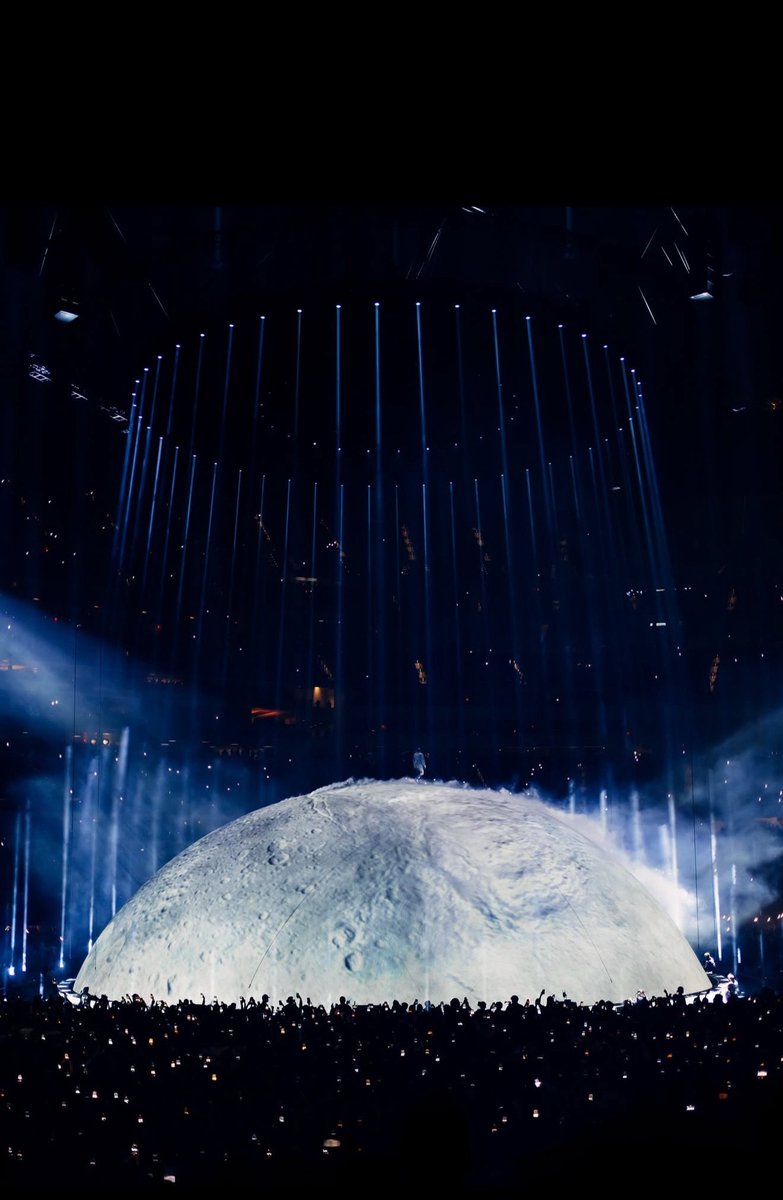 dme_363's tweet photo. The visuals from Kanye West's SoFi show are like something from a sci-fi movie. https://t.co/2scmsESZRg