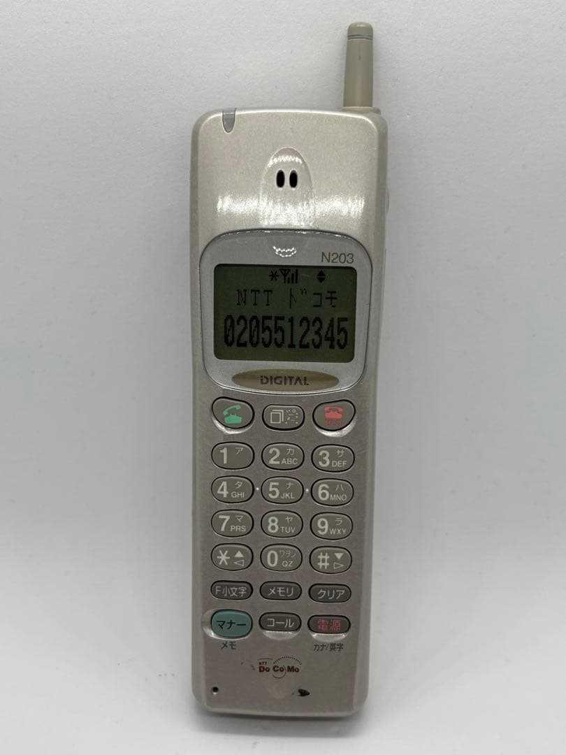懐かしいガラケー「D502i HYPER」がノスタルジアを呼び起こす
