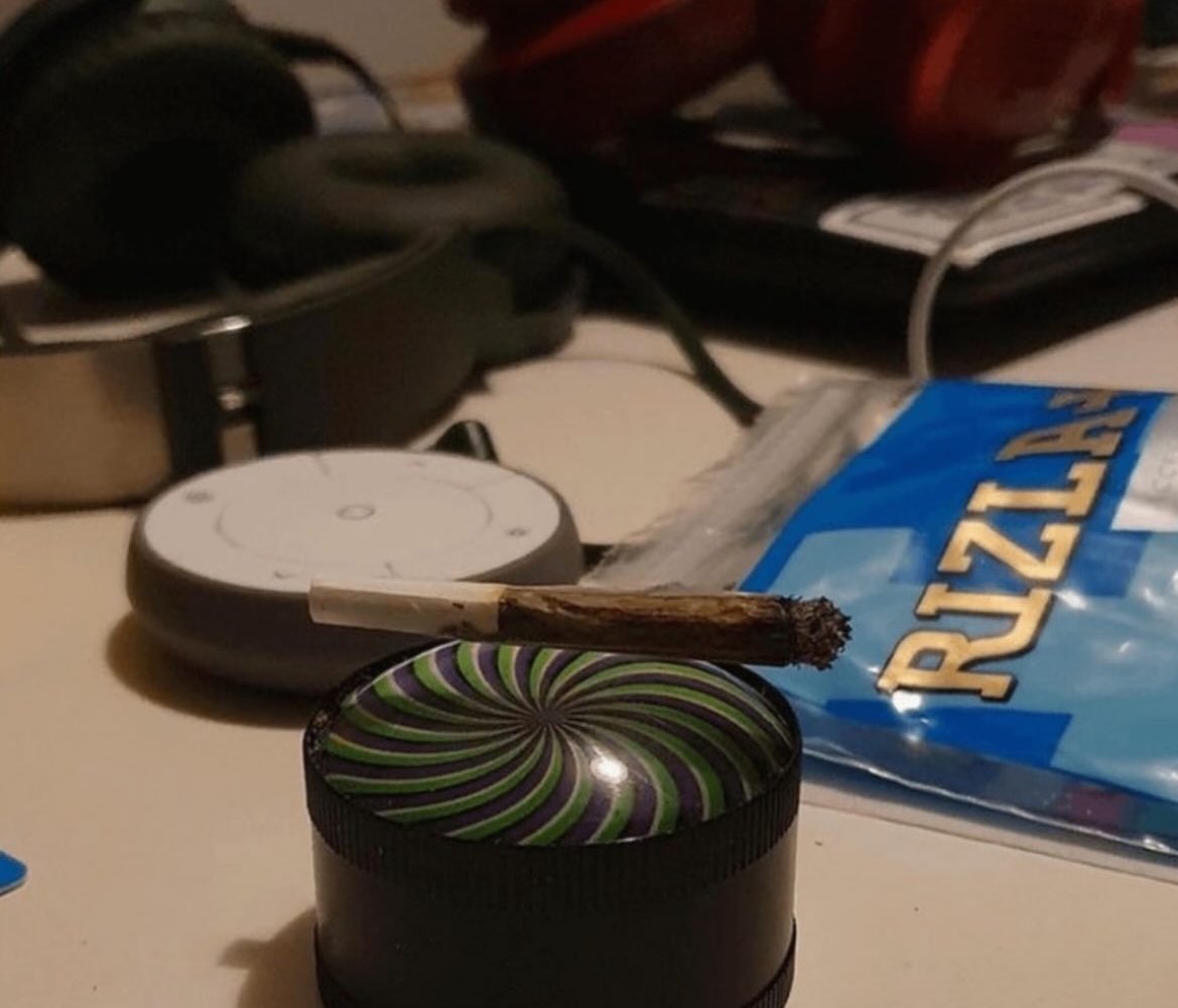 No sé si voy muy fumado o este porro está flotando
