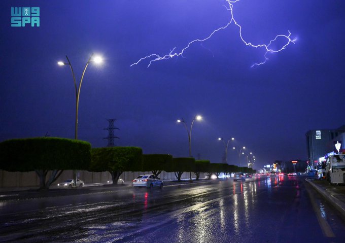 Saudi_Gazette's tweet image. #PICTURES: Lightning illuminates Asir's skies in a vivid purple hue following heavy rainfall early Thursday morning