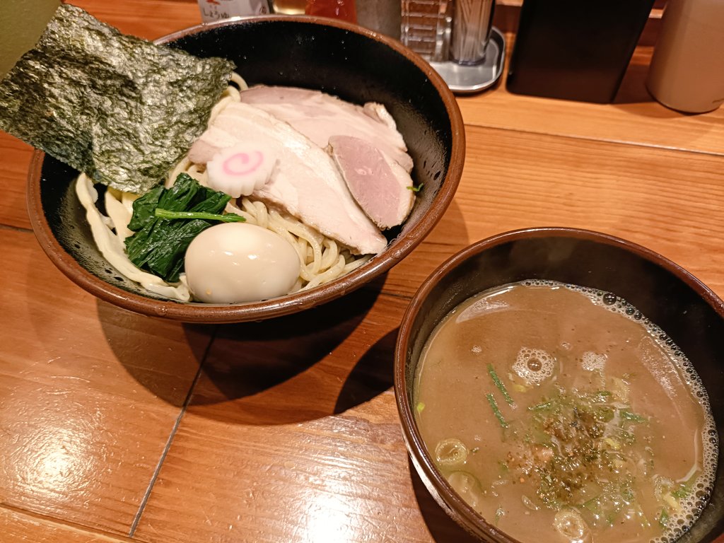 t_sfc4's tweet photo. 日高市  #麺屋真心 
特製つけめん＋和牛ローストビーフ丼
先週は忙しく行けなかった…🥲
久々の訪店でもう食べたい気持ちが先走ってヤバかった🤣
変わらぬ美味しさと店主の笑顔のおかげでまた今週も頑張れそう💪
ご馳走様でした！

帰りは隣街の夜桜観賞～🌸
 #ラーメン  #らーめん  #つけ麺 https://t.co/NMpwnhATdW