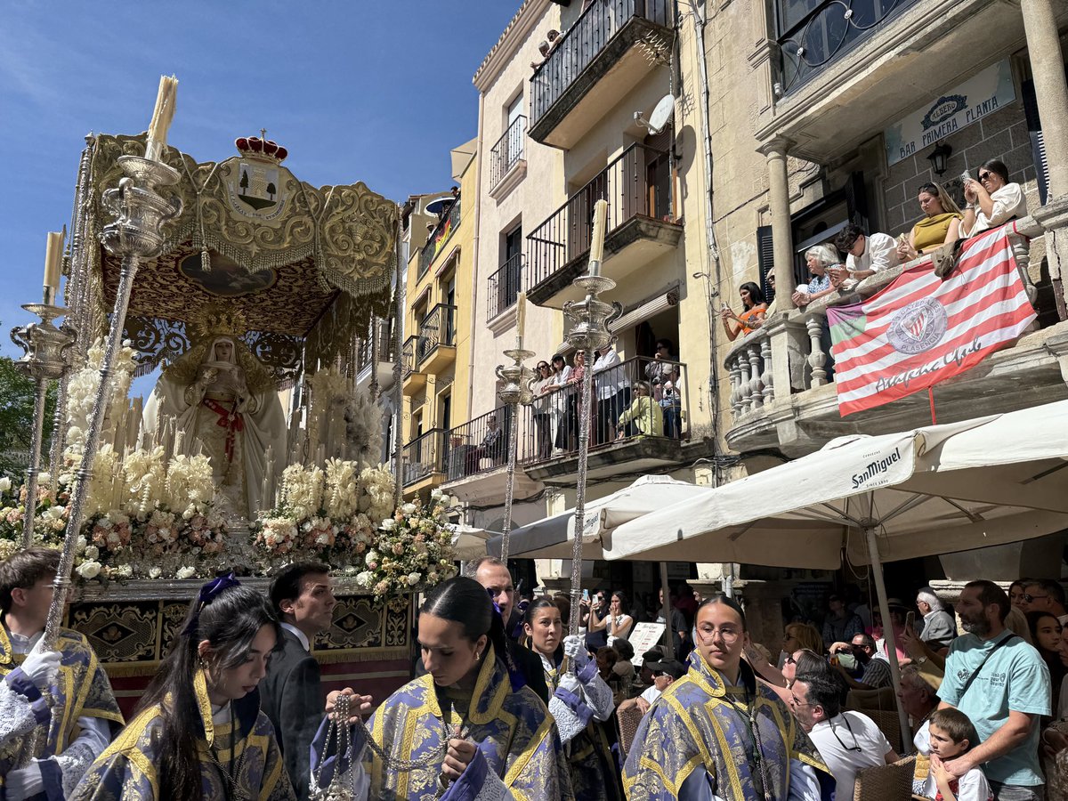 Las procesiones en Plasencia son como un cocido: cabe todo. María del Rosario, el Athletic Club y Robe.