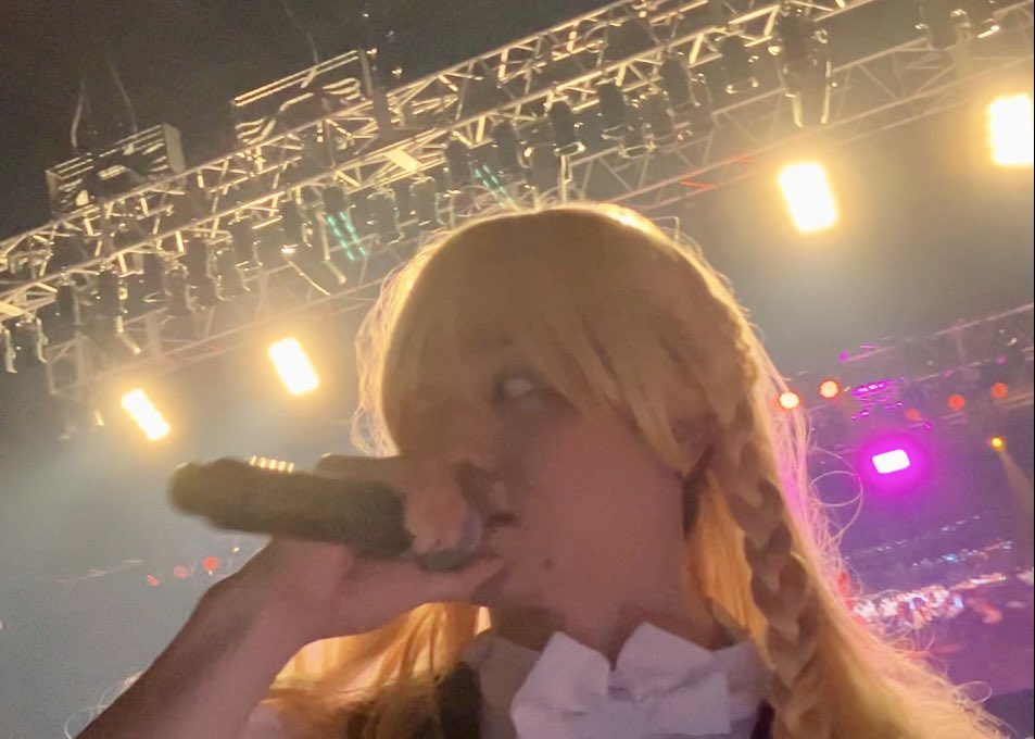 hemiola_18's tweet photo. #エスピスVVV 楽しかったし、ステージが見易い座席で嬉しかった！おみきはんの生歌も感動。撮影OKタイムで動画回してたら、メンバーがスタンドまで来てくれたから驚いて手元ブレブレで。見返したら、とぅーしくん（女装）の目ヂカラが凄かった。こすけくん（女装）は楽しそうでした。 https://t.co/0ZEgG10E2s