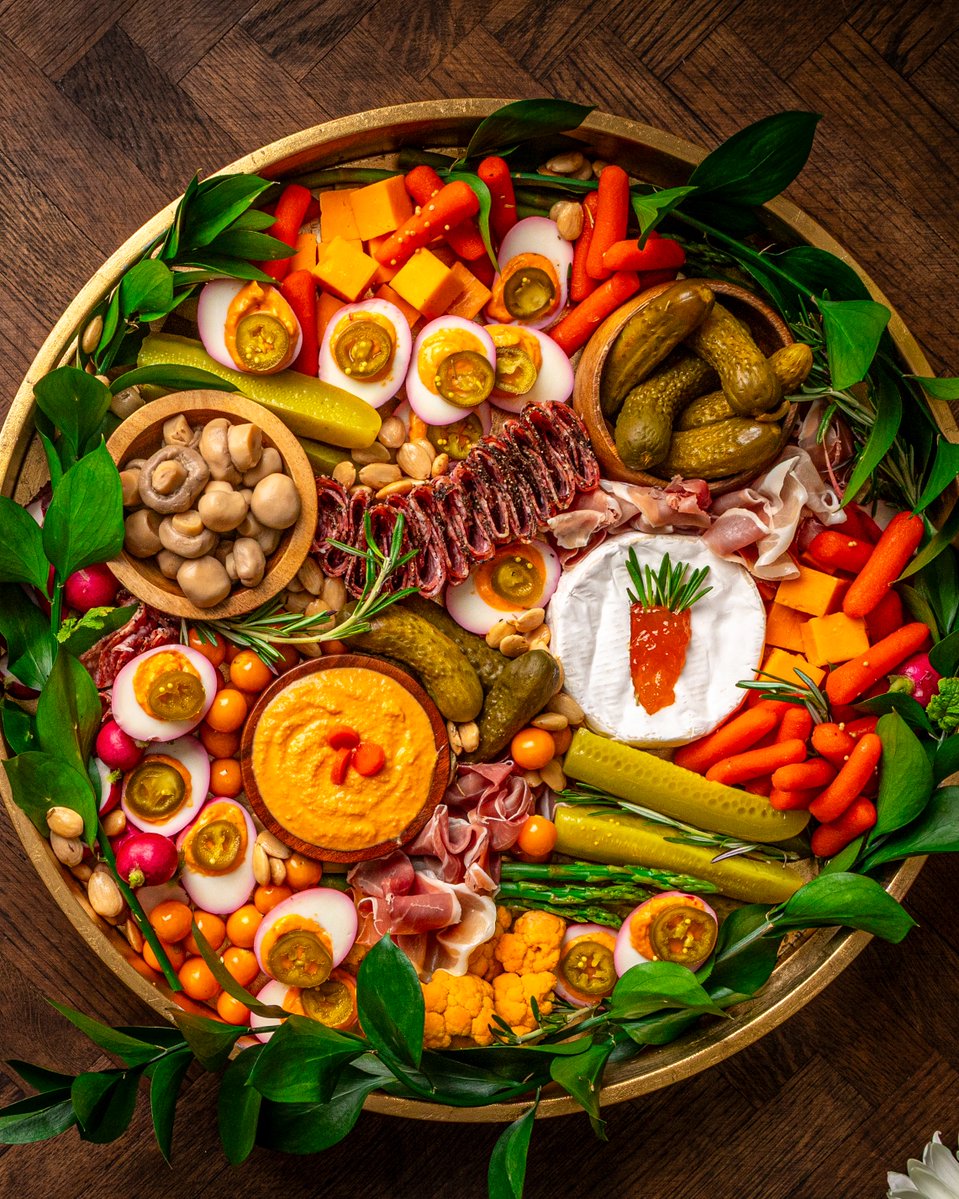 MtOlivePickles's tweet image. A charcuterie board is perfect for Easter brunches and springtime gatherings! #charcuterie #eastercharcuterie #hummus #deviledeggs

Charcuterie Board: mtolivepickles.com/recipe-items/m…