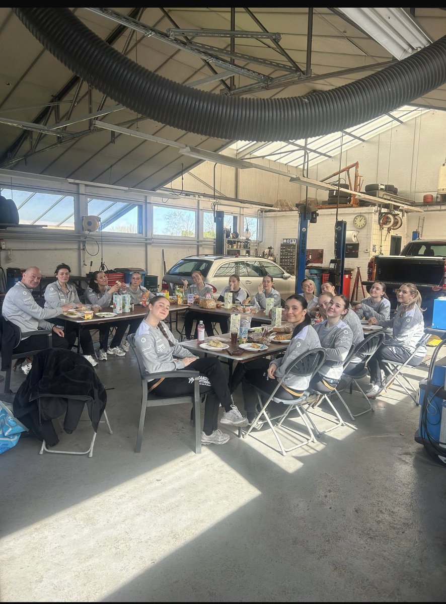 rbroeck10's tweet photo. FINALE gehaald in een super ambiance
Vanavond om 19:30 gaan we laten zien waar we al maanden voor trainen. Plezier, inzet, teamspirit en een enorme drive om boven onszelf uit te stijgen #aalsmeer #meiden #handbal #ambitie 🥇🏆
Nu lunchen in de garage https://t.co/qVE33PNECG
