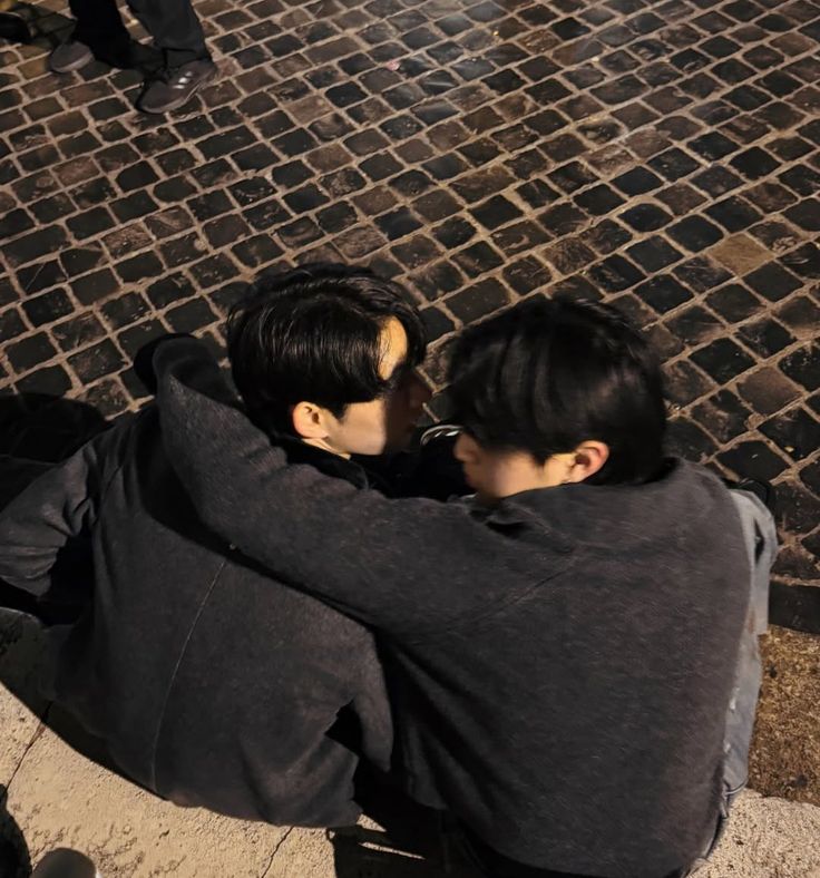 williestiee's tweet image. A #WILLIAMEST au wherein:

William does not like travelling, but if travelling means spending his summer holidays in his uncle's old house with a lake? He can bite the dust… let’s just not talk about Est who lives in the neighbourhood and is a big fan of making a tree house.