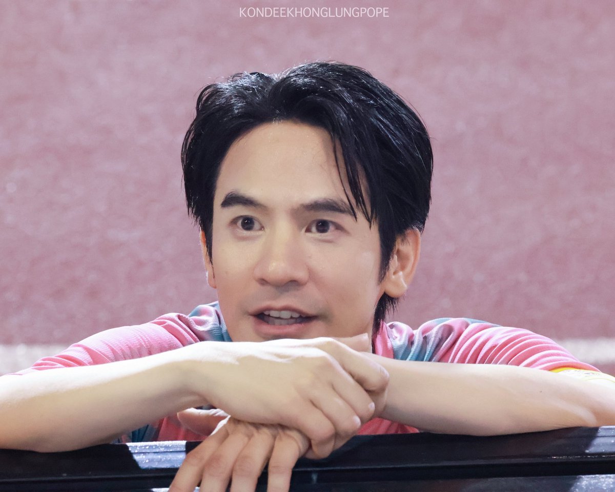 kondeekhonglung's tweet photo. น้องเด็กที่เตะบอลเสร็จ เดินมาหาแล้วถามว่า
นั่งตรงนี้เหรอ แล้วอยู่ ๆ ช่องก็ปิดไฟใส่ เริ่มโชว์ปิดท้าย 5555555 เดินไปไหนก็ไม่ได้ หมดเรี่ยวแรง (ลงรูปแบบปฏิเสธแสงสุดๆเลย) 

#56ปีCh3LandDomxPOPE 
#56ปีCh3LandDom
#popezaap https://t.co/67A25gjJux
