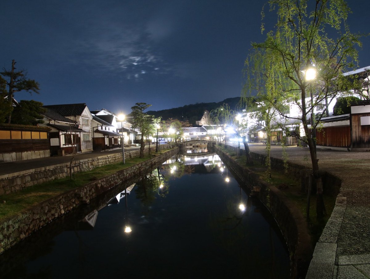 esomeijin's tweet photo. 倉敷美観地区へ行ってきました♪
昼間も良いけど幻想的な夜も良かったですよ🤗

#倉敷
#美観地区
#倉敷美観地区
#反転写真
#夜景
#倉敷川 https://t.co/A4Ofo0m1Ub