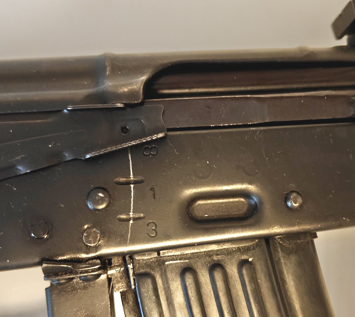 Onko 3 laukauksen purske hyödyllinen ominaisuus vai turhaa monimutkaisuutta? Tässä romanialaisessa PM MD 94:ssä se on ainakin mielenkiintoinen lisä. 

Olen itse kahden vaiheilla, onko kyseessä joissain tilanteissa hyödyllinen ominaisuus vai täysi turhuus

#asekeräily #asehistoria