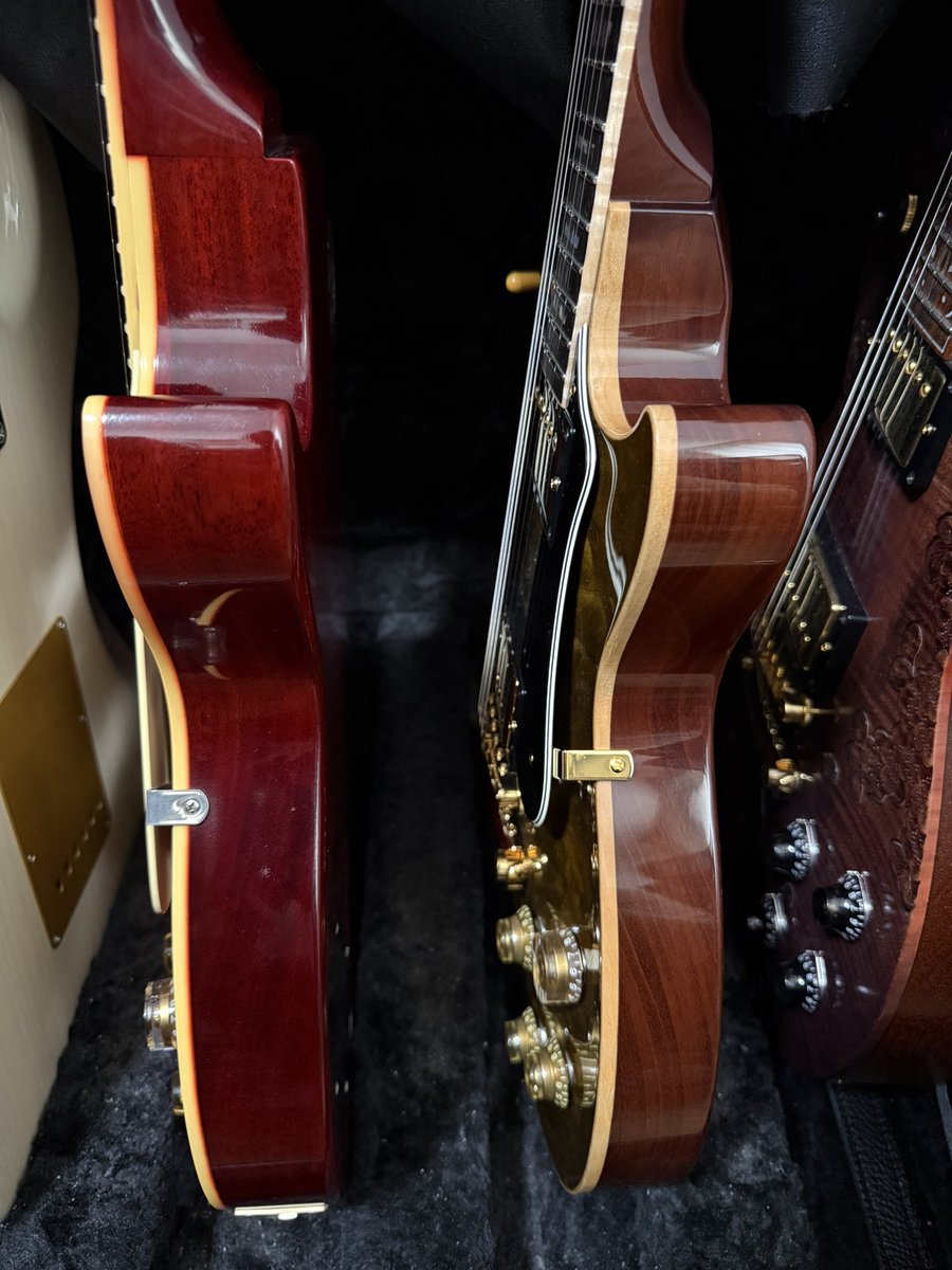 hs_cello0603's tweet image. オーダーギターを無事お出迎え！

ゴールドだけど角度によって木目のキルトが透けて見える、シースルーゴールドトップです

バインディングでも木目感を強調しました

指板材はハカランダで、黒々しいものを選ばせてもらいました

ギブソンLPと比べるとボディは結構小柄かも

#mng #BizenWorks